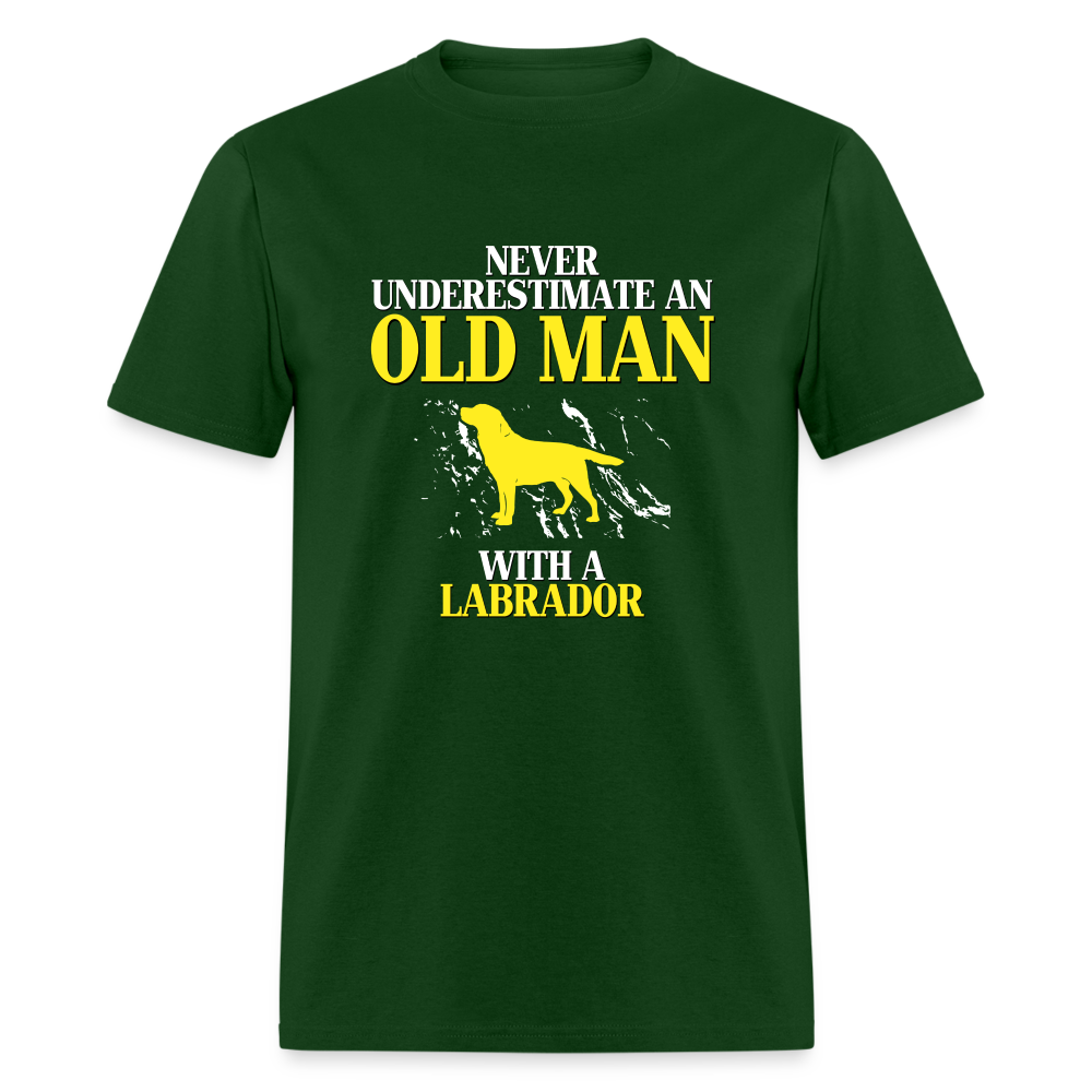 Never underestimate an old man with a Labrador Unisex Classic T-Shirt - forest green