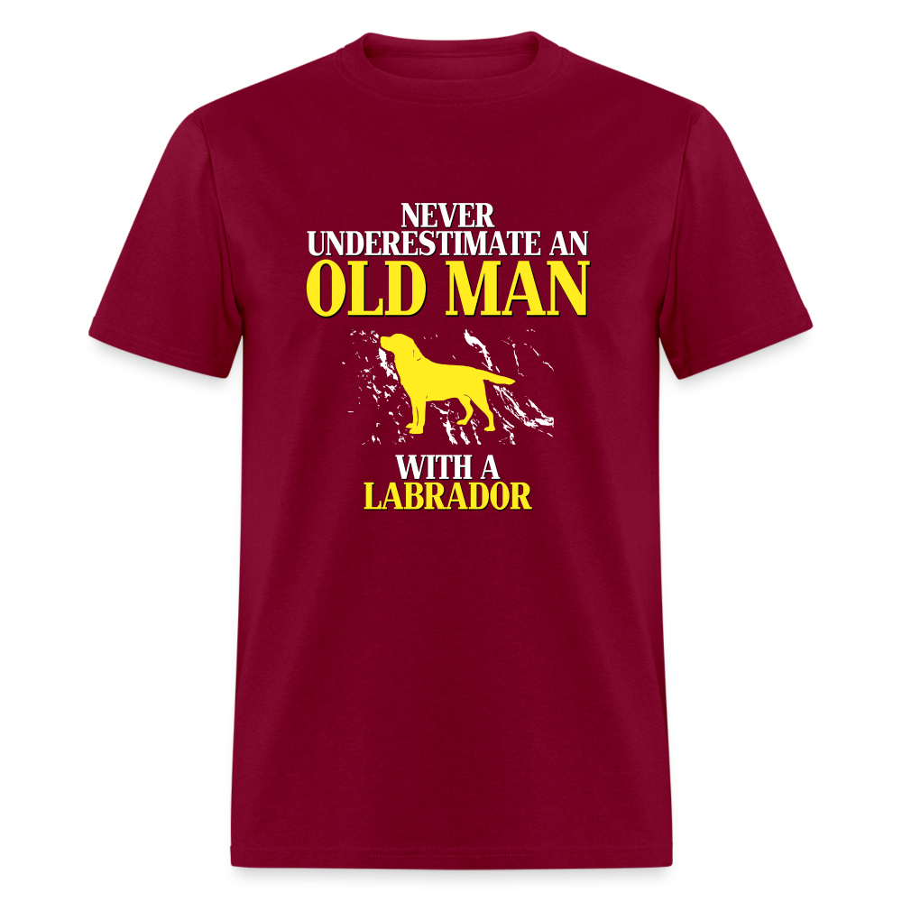 Never underestimate an old man with a Labrador Unisex Classic T-Shirt - burgundy