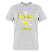 Never underestimate an old man with a Labrador Unisex Classic T-Shirt - heather gray